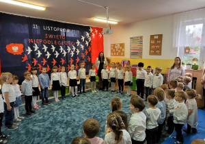 Wszystkie dzieci śpiewają wspólnie Hymn Polski "Mazurek Dąbrowskiego".