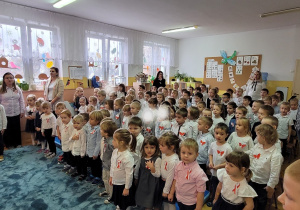 Wszystkie dzieci oraz pracownicy przedszkola śpiewają wspólnie Hymn Polski "Mazurek Dąbrowskiego" o godzinie 11:11.