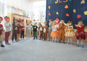 Dzieci tańczą do piosenki "A ram sam sam".