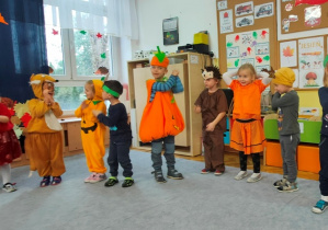 Dzieci w dużym kole tańczą pierwszy jesienny taniec.