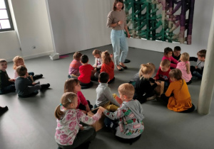 Dzieci siedzą na podłodze w zespołach 4- osobowych. Pomiędzy nimi stoją magiczne pudełka, w którym ukryte są dary jesieni.