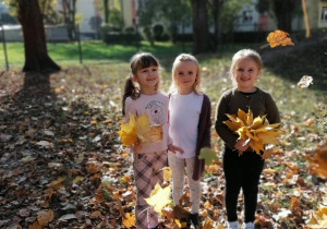 Dziewczynki z liśćmi.