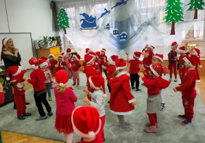 Dzieci stoją w parach-ilustrują ruchowo ulubioną Mikołajkową piosenkę.