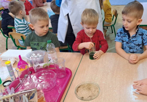 Dzieci po kolei mieszają substancję przypominającą slime.