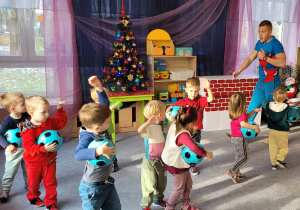 Dzieci poruszają się z piłkami jednocześnie kręcąc ramionami.