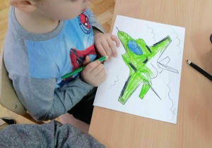 Dzieci kolorują samoloty.