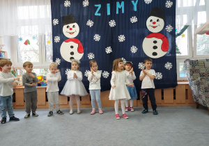 Dzieci ilustrują ruchem zimową piosenkę.