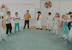 Dzieci tańczą z pokazywaniem ulubiony hit, każdego balu "Kaczuszki".