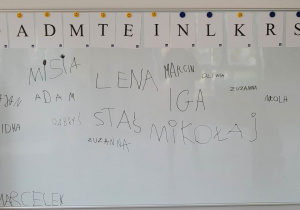 Dzieci napisały na tablicy swoje imiona.