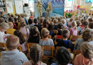 Dzieci oglądają spektakl teatralny w wykonaniu aktorów "Blaszany Bębenek" z Trzebini.