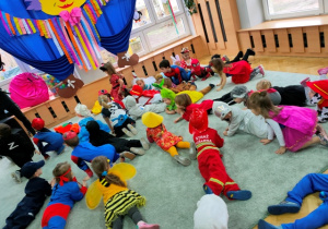Dzieci kładą się dywanie- chwila odpoczynku po tanecznym szaleństwie.