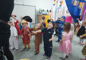 Dzieci bawią się na balu karnawałowym. Tańczą do piosenki "Krasnoludek".