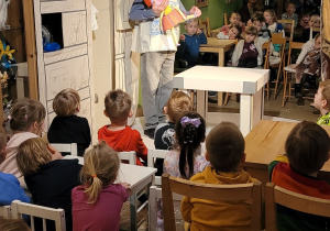 Dzieci oglądają przedstawienie pt. "Ada i kosmitek".