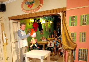 Po spektaklu aktor opowiada dzieciom jak powstała marionetka Ada.