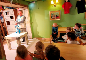 Aktor opowiada dzieciom o kolejnej marionetce- Kosmitku.