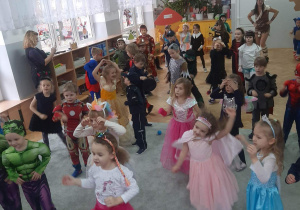 Grupa dzieci swobodnie tańczy.