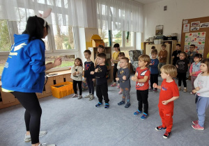 Dzieci uczą się ruchów do piosenki.
