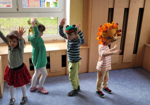 Dzieci tańczą przy kolejnej, wiosennej piosence.
