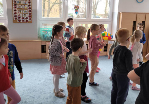 Dziei uczą się ukłądu tanecznego.