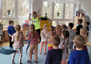 Dzieci tańczą układ pokazywany przez intruktorkę tańca.