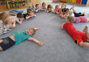 Dzieci ćwiczą mięśnie pleców.
