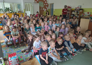 Dzieci z zapartym tchem oglądają przygody Smoka Niewawelskiego.