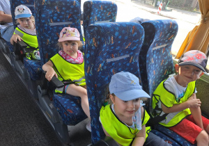 Dzieci autokarem jadą na wycieczkę do Dobronianki.