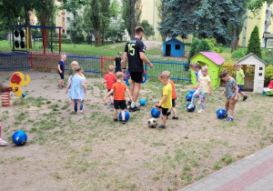 Dzieci ćwiczą prowadzenie piłki.
