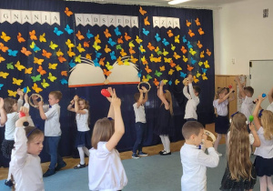 Dzieci tańczą z instrumentami muzycznymi.