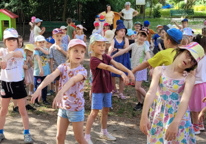 Dzieci tańczą do piosenki Wednesday.