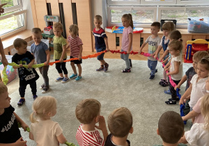 Dzieci tańczą z wykorzystaniem gumy sensorycznej.