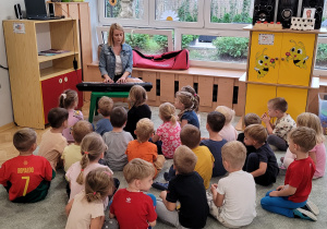 Dzieci słuchają piosenki i rozwiązują muzyczne zagadki.