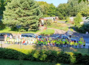 Zdjęcie wszystkich przedszkolaków z lotu ptaka. Dzieci wyruszają na spacer po okolicy.