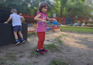Dziewczynka bawi się rakietką