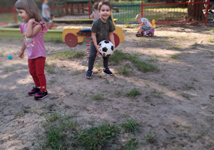 Chłopiec rzuca piłką