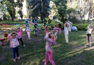 Dzieci grają w okrągłego 'Berka'
