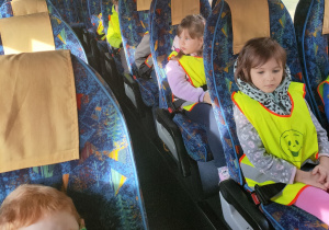 Dzieci gotowe do wycieczki. Siedzą już w busie- każdy ma zapięty pas bezpieczeństwa.