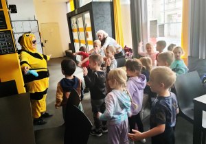 Dzieci stoją buziami zwrócone do osoby przebranej za pszczółkę. Uczą się piosenki naśladując ruchem tekst piosenki.