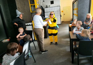 Pszczółka czyta dzieciom bajkę.
