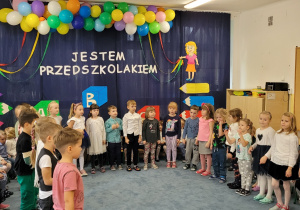 Dzieci z grupy "Biedronki" śpiewają na powitanie nowych koleżanek i kolegów w gronie PM 124.