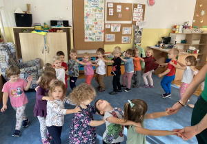 Dzieci tworzą koło i tańczą do piosenki.
