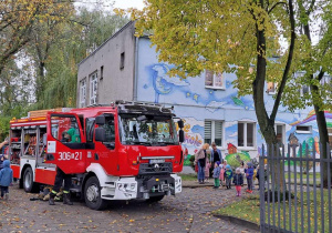 Wóz strażacki na terenie przedszkola.