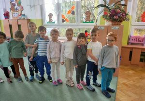 Dzieci stoją w szeregu- prezentują swój strój założony na lewą stronę.