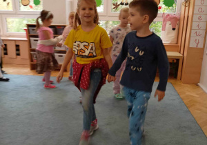 Dziewczynka i chłopiec tańczą w pierwszej parze.