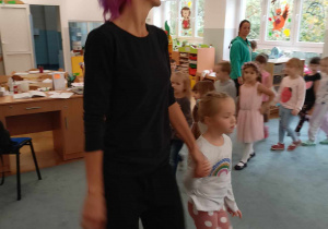 Pani Kasia kontroluje poprawność wykonywanywania ruchów przez dzieci.