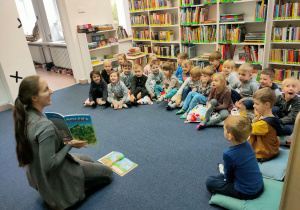 Dzieci z uwagą słuchają wierszowanych informacji o Polsce.