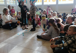 Dzieci inscenizują wiersz "Słoń Trombalski"