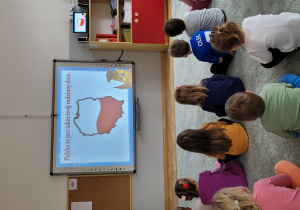 Dzieci oglądają film edukacyjny dotyczący naszego kraju.