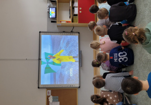Dzieci oglądają film edukacyjny dotyczący pogody oraz różnych warunków atmosferycznych.