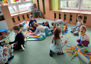 Dzieci bawią się wybranymi przez siebie zabawkami.